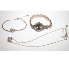 Женские часы с кристаллами и браслетом и подвеской золото